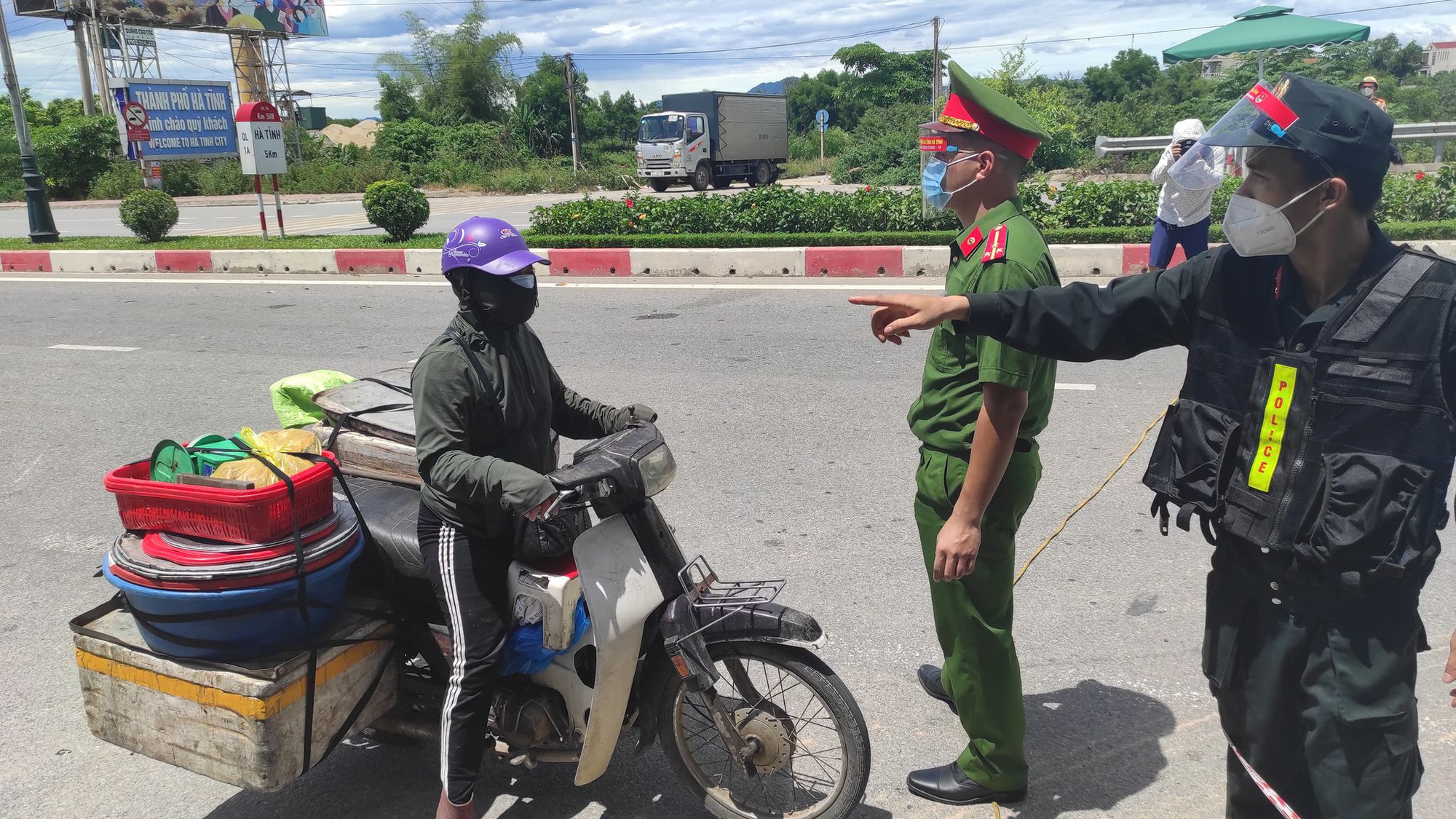 Cận cảnh đưa hàng hoá vào vùng cách y tế ở thành phố Hà Tĩnh - Ảnh 5.