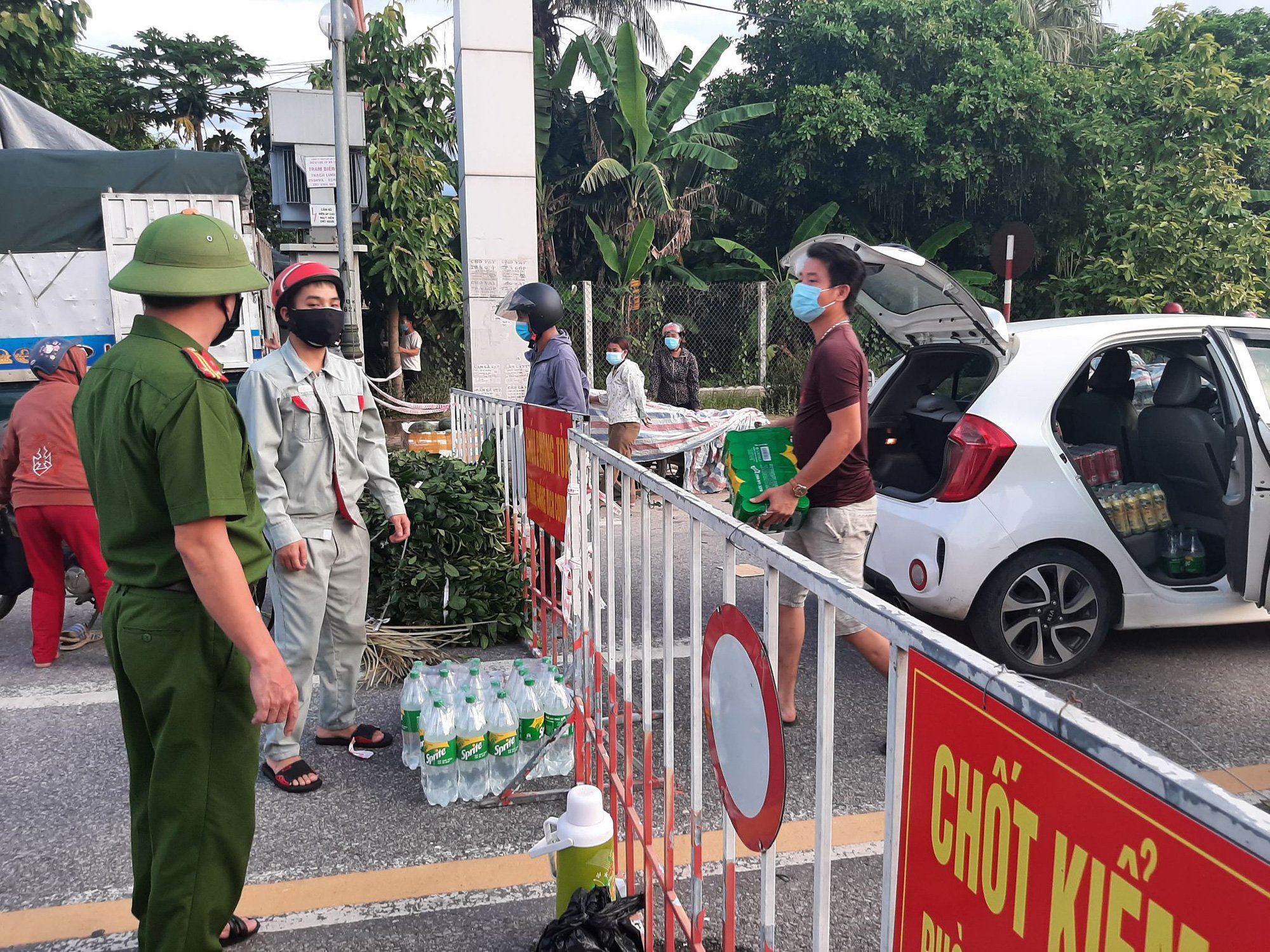 Cận cảnh đưa hàng hoá vào vùng cách y tế ở thành phố Hà Tĩnh - Ảnh 2.