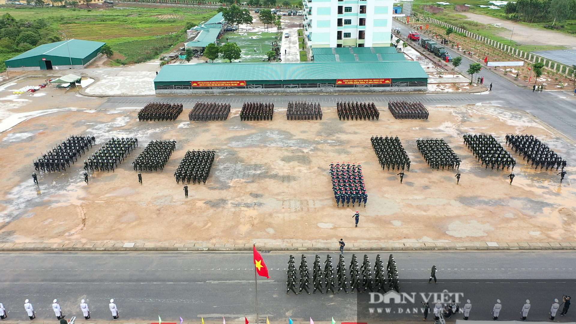 Gần 12.000 cảnh sát 'rực lửa' trong ngày bế giảng - Ảnh 2.