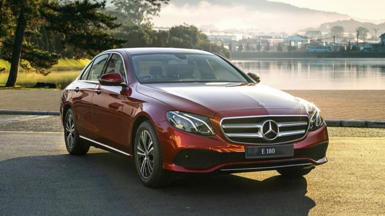 Mercedes E180 đắt gấp đôi VinFast Lux A2.0 có hút người Việt? - Ảnh 1.