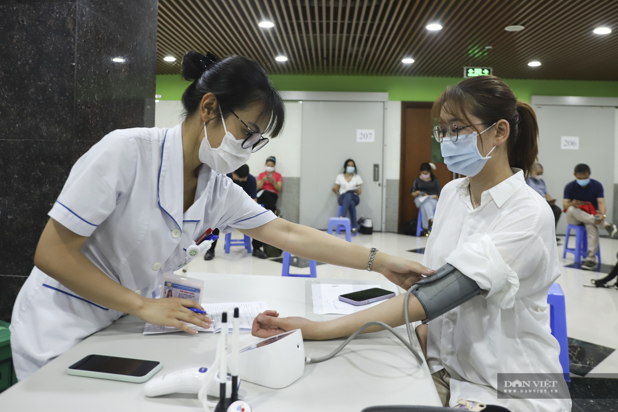 Giám đốc Sở Y tế Hà Nội thông tin về việc người dân phải tự trả phí tiêm vắc xin Covid-19? - Ảnh 1.