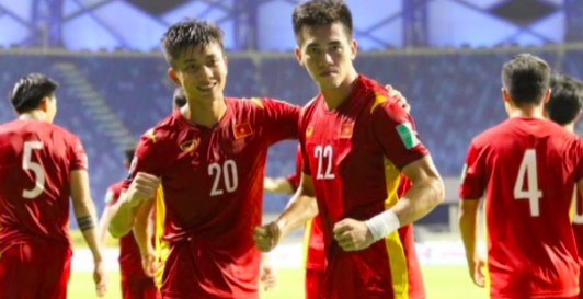 Sao Việt 12/6: Ngọc Trinh gây &quot;sốt&quot; vì clip hát chúc mừng ĐT Việt Nam - Ảnh 5.