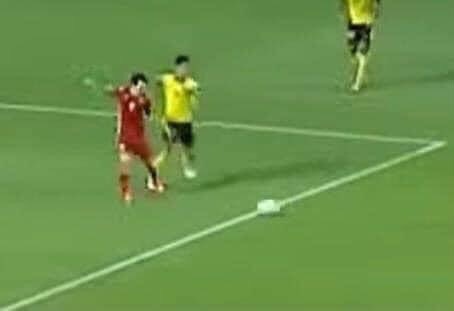 Trọng tài đã thổi penalty sai trong tình huống Văn Toàn ngã? - Ảnh 1.