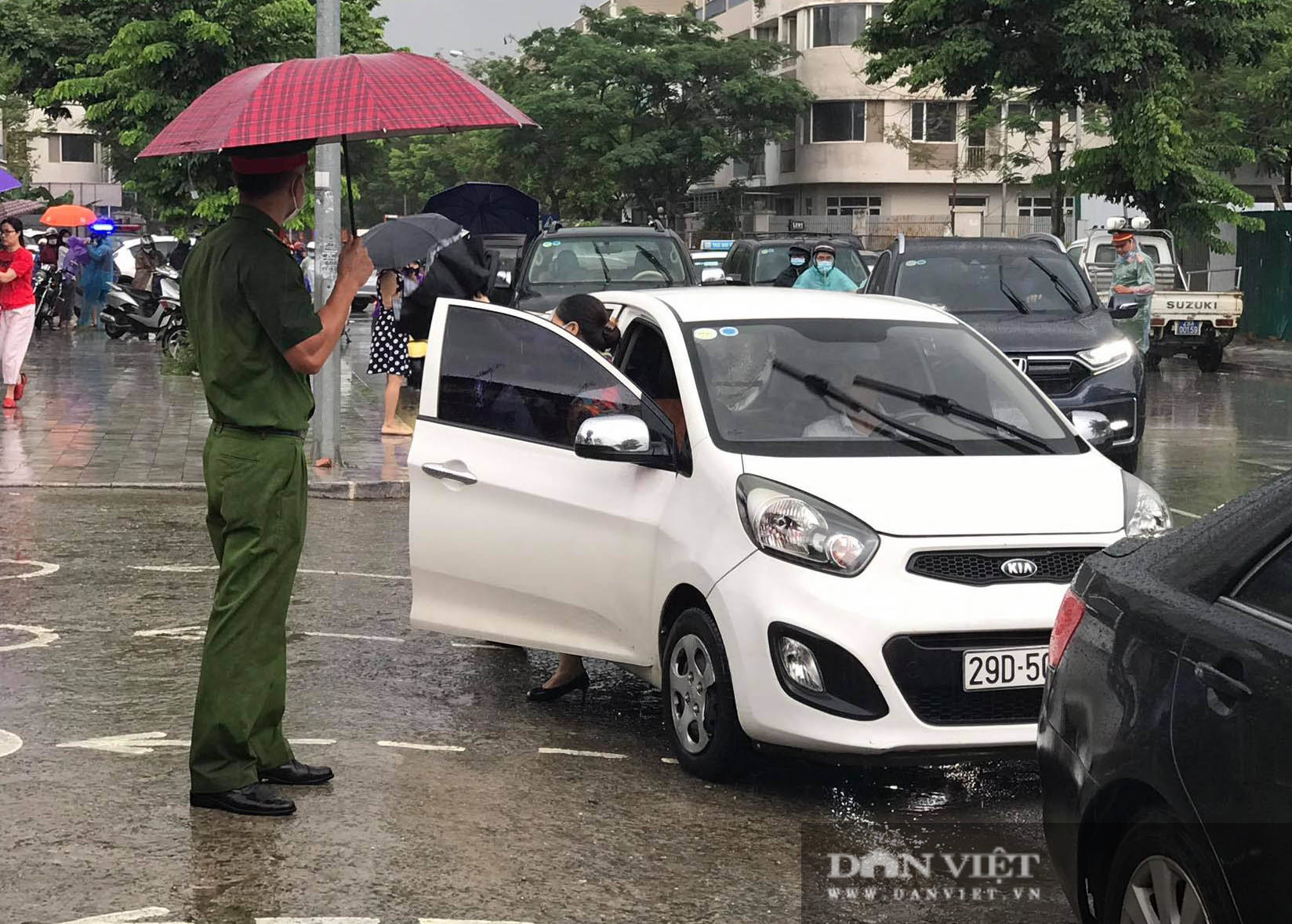Thi vào lớp 10 ở Hà Nội sáng 13/6: Mưa như trút, thí sinh ướt nhẹp, vất vả vào điểm thi  - Ảnh 7.