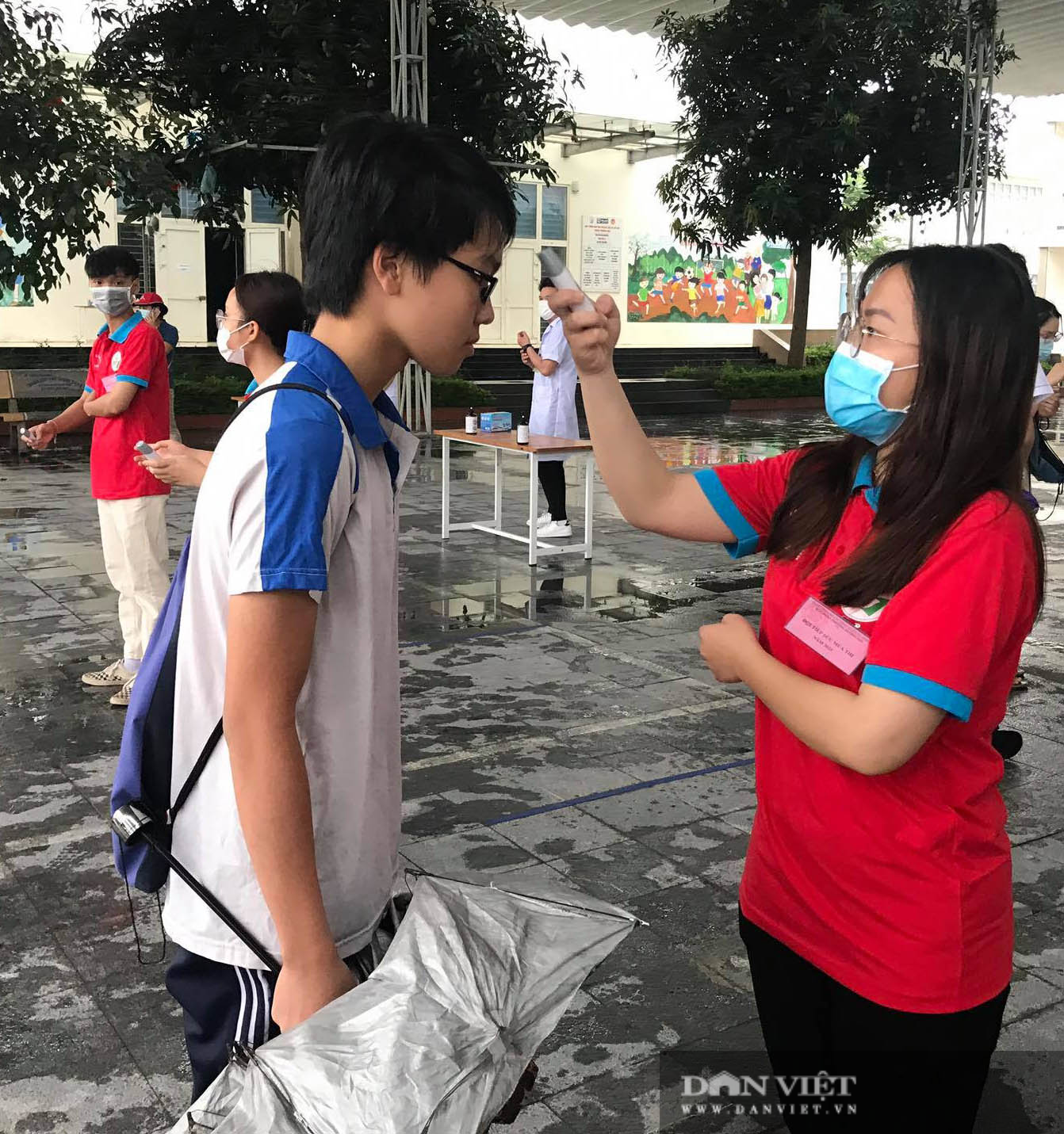 Thi vào lớp 10 ở Hà Nội sáng 13/6: Mưa như trút, thí sinh ướt nhẹp, vất vả vào điểm thi  - Ảnh 8.