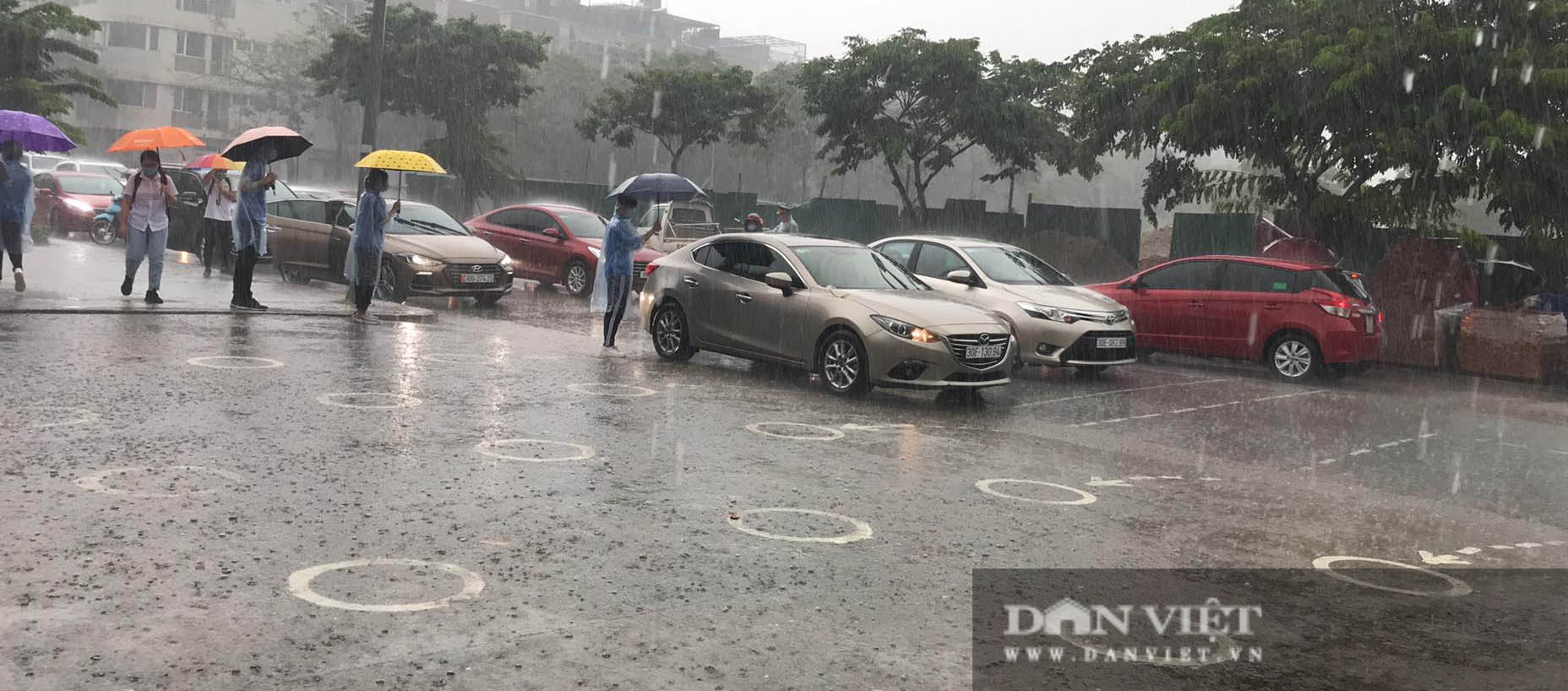 Thi vào lớp 10 ở Hà Nội sáng 13/6: Mưa như trút, thí sinh ướt nhẹp, vất vả vào điểm thi  - Ảnh 9.