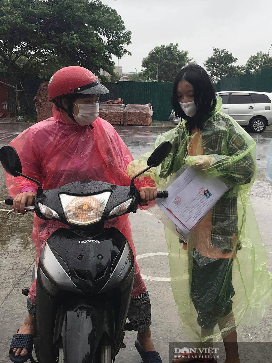 Thi vào lớp 10 ở Hà Nội sáng 13/6: Mưa như trút, thí sinh vất vả tới điểm thi - Ảnh 16.