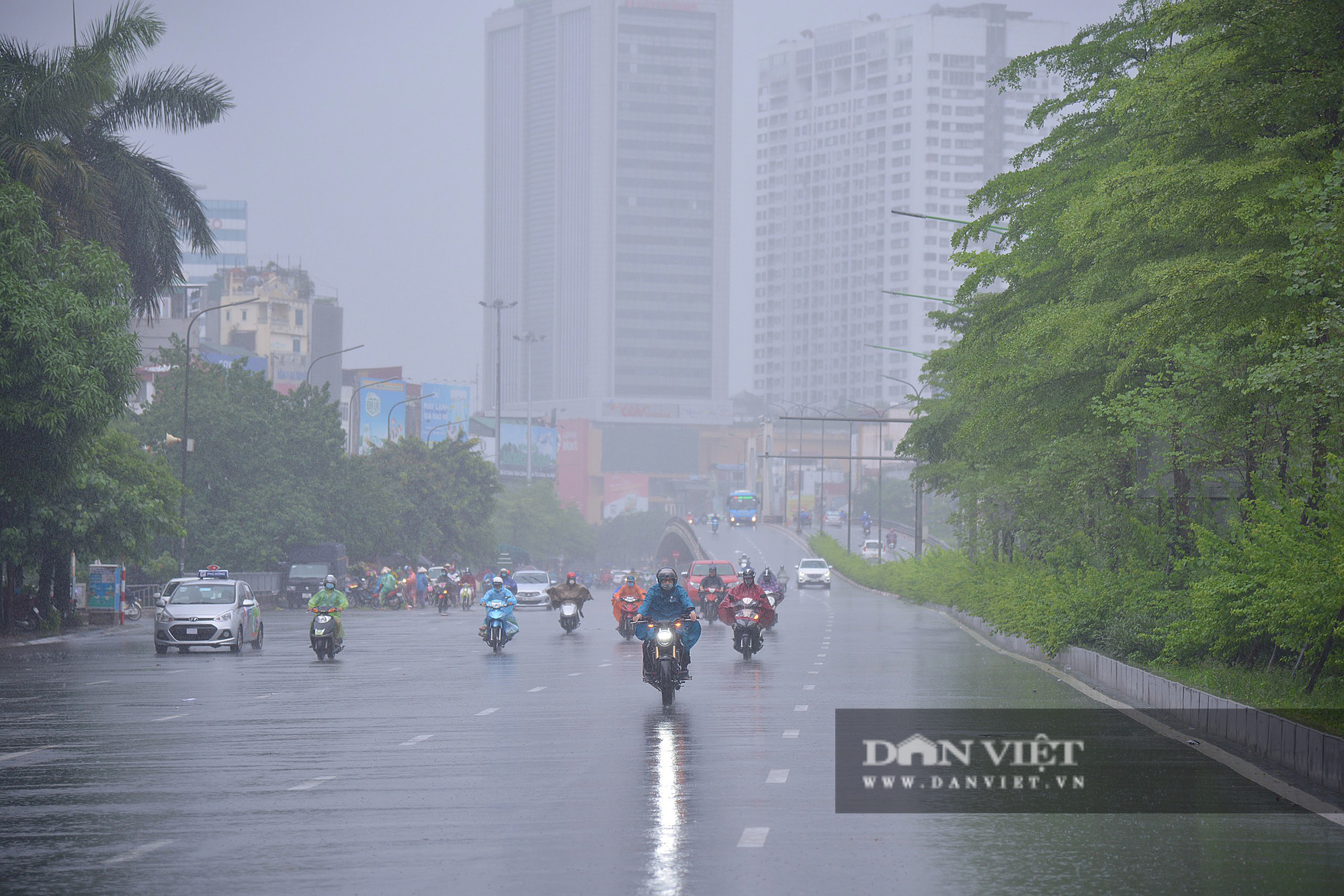 Bầu trời Hà Nội tối đen, mưa như trút do ảnh hưởng của bão số 2 - Ảnh 3.