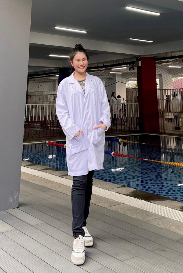 Đã xinh đẹp, nữ sinh Y khoa này lại có tài hát bolero hay như ca sĩ  - Ảnh 4.