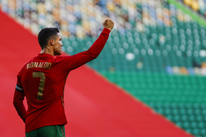 Những cầu thủ già dơ nhất Euro là ai, Ronaldo chưa phải số 1? - Ảnh 7.