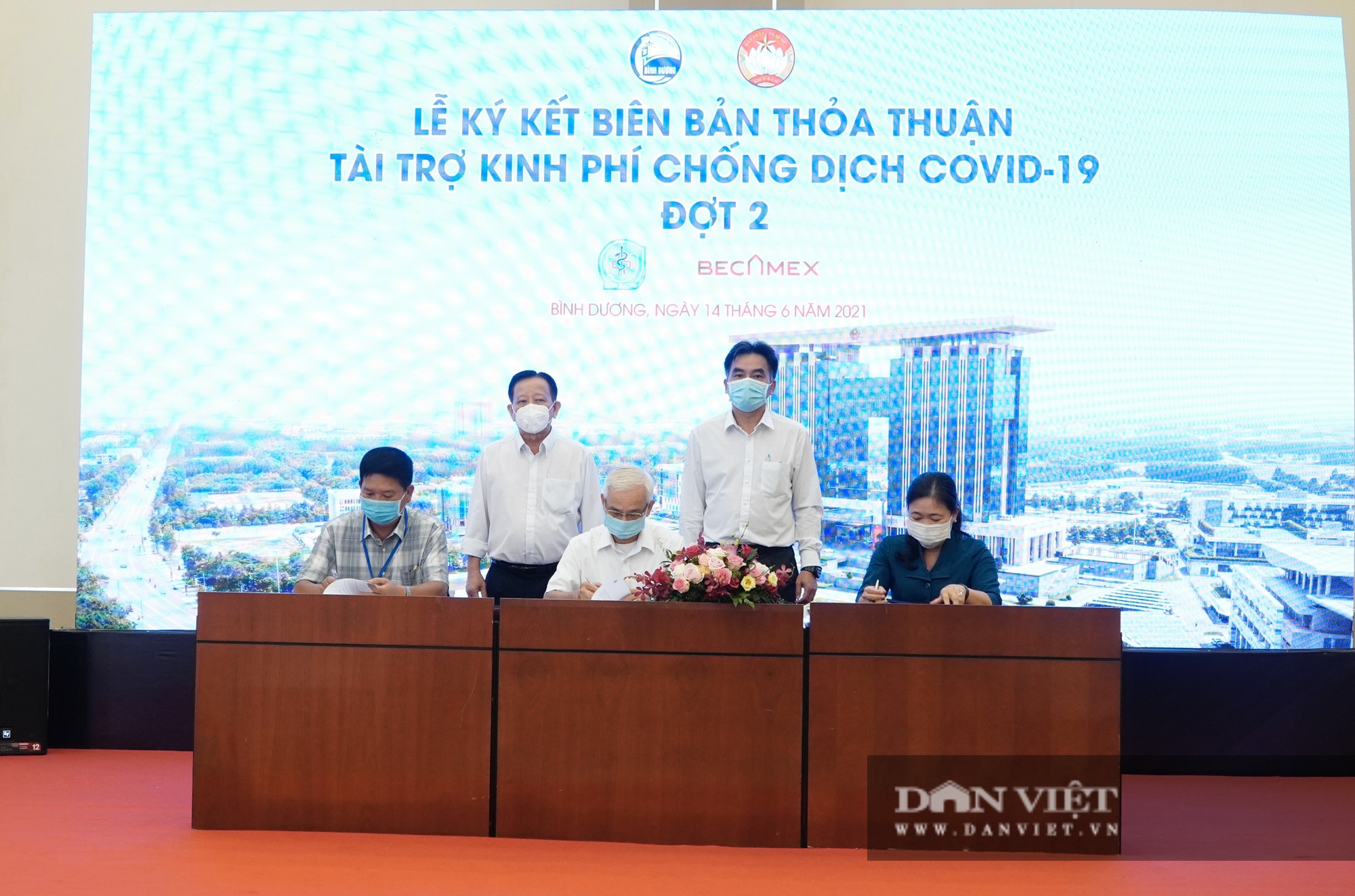 Bình Dương: Nhiều đơn vị ủng hộ kinh phí mua vaccine chống Covid-19, một doanh nghiệp tài trợ 65 tỷ đồng - Ảnh 1.