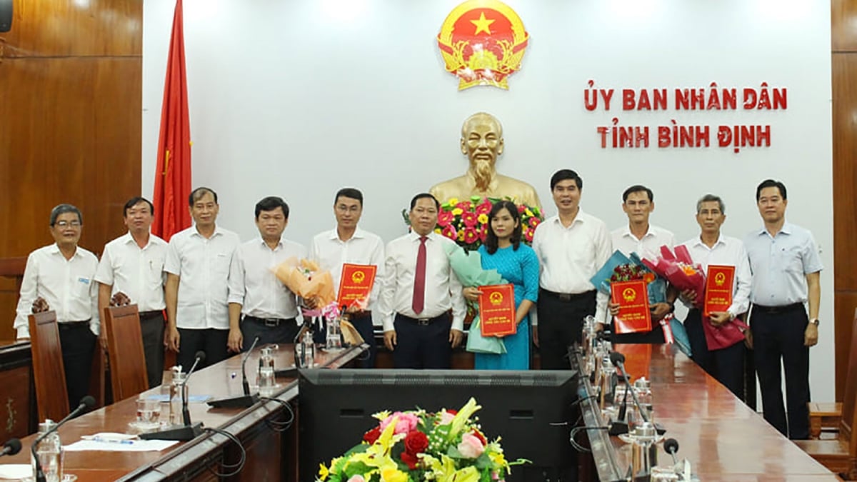 Bình Định bổ nhiệm hàng loạt lãnh đạo cấp Sở - Ảnh 1. Bình Định bổ nhiệm hàng loạt lãnh đạo cấp Sở - Ảnh 1.