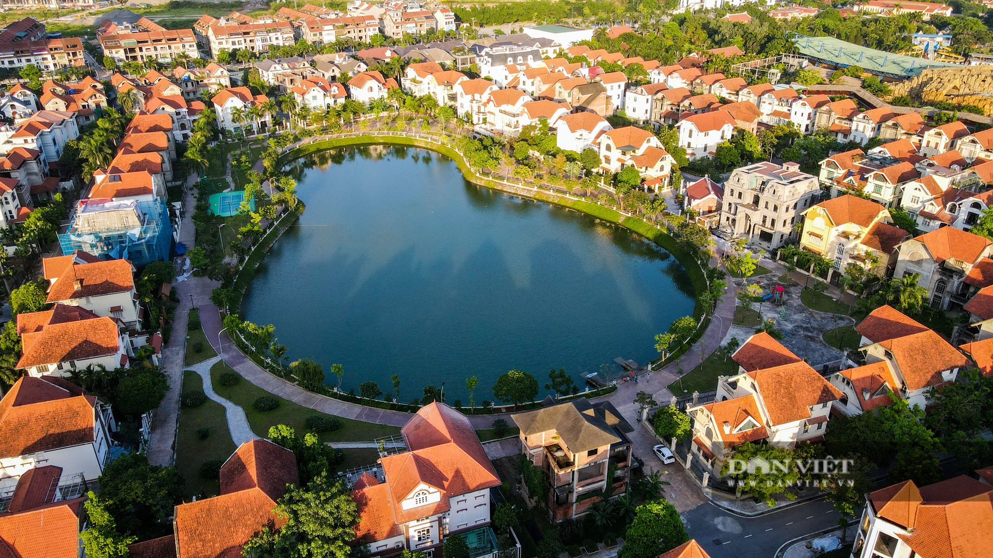 Hàng loạt khu biệt thự sang trọng bị bỏ hoang nhiều năm ở ngoại thành Hà Nội - Ảnh 14.
