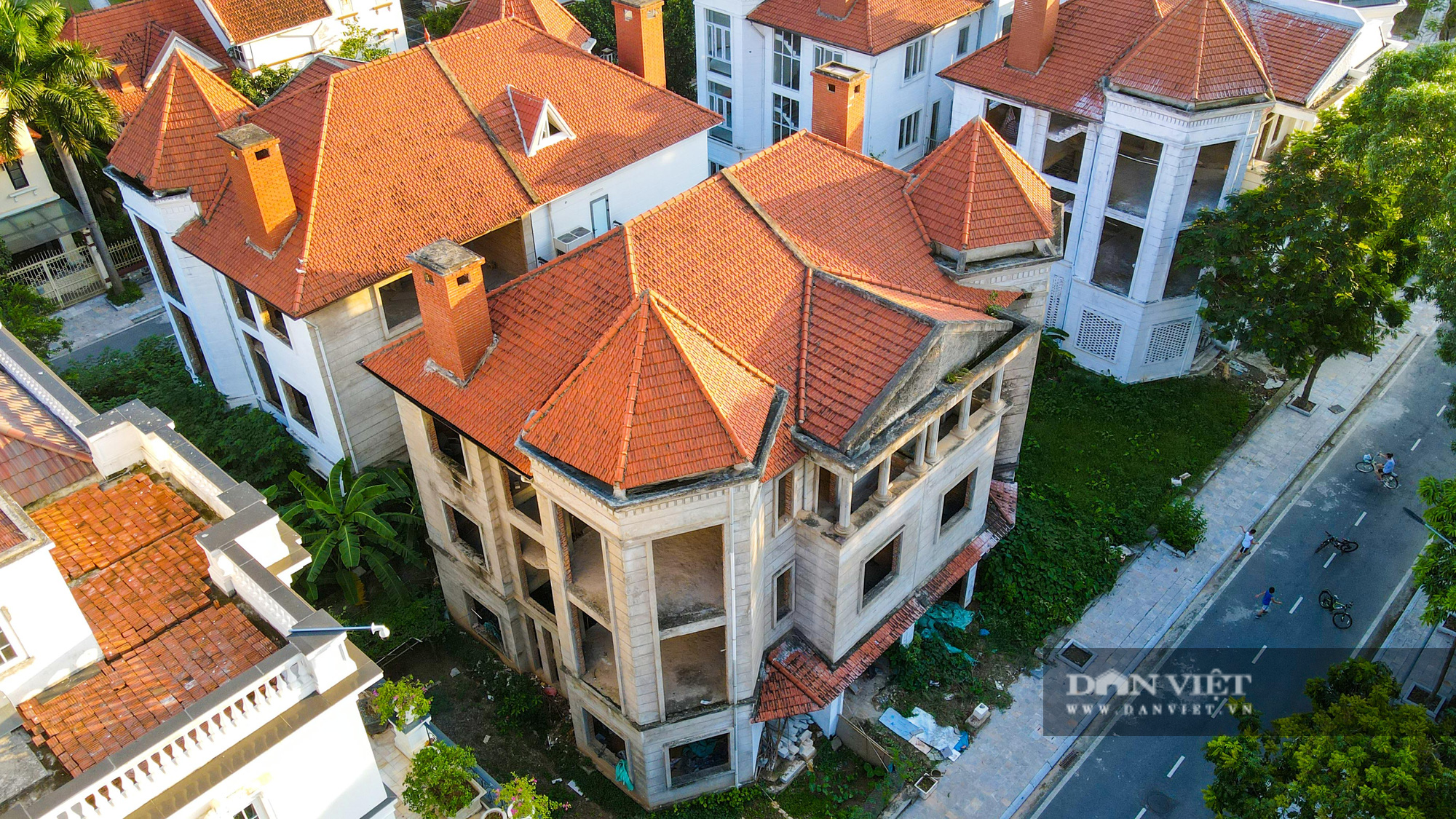 Hàng loạt khu biệt thự sang trọng bị bỏ hoang nhiều năm ở ngoại thành Hà Nội - Ảnh 15.
