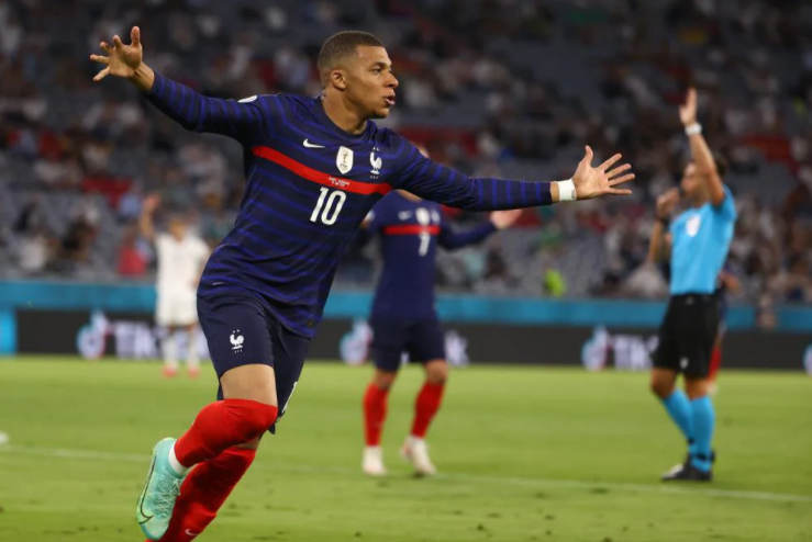 Trọng tài biên &quot;nhát tay&quot; tại EURO 2020: Phụ thuộc quá mức vào VAR - Ảnh 2.