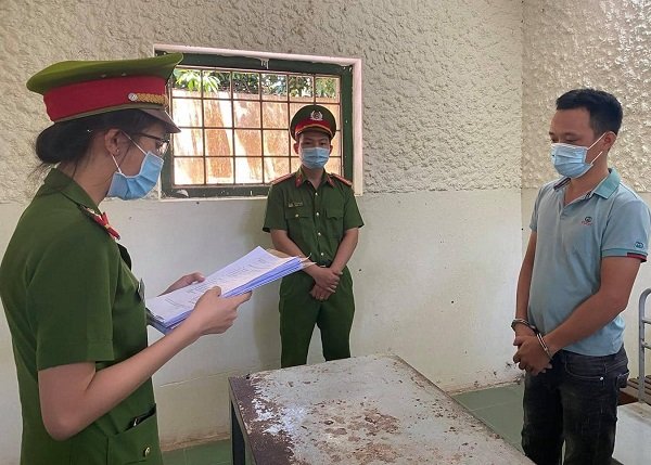 Xử lý thế nào tài xế nhốt CSGT trên xe, đâm sập chốt kiểm dịch Covid-19? - Ảnh 1.