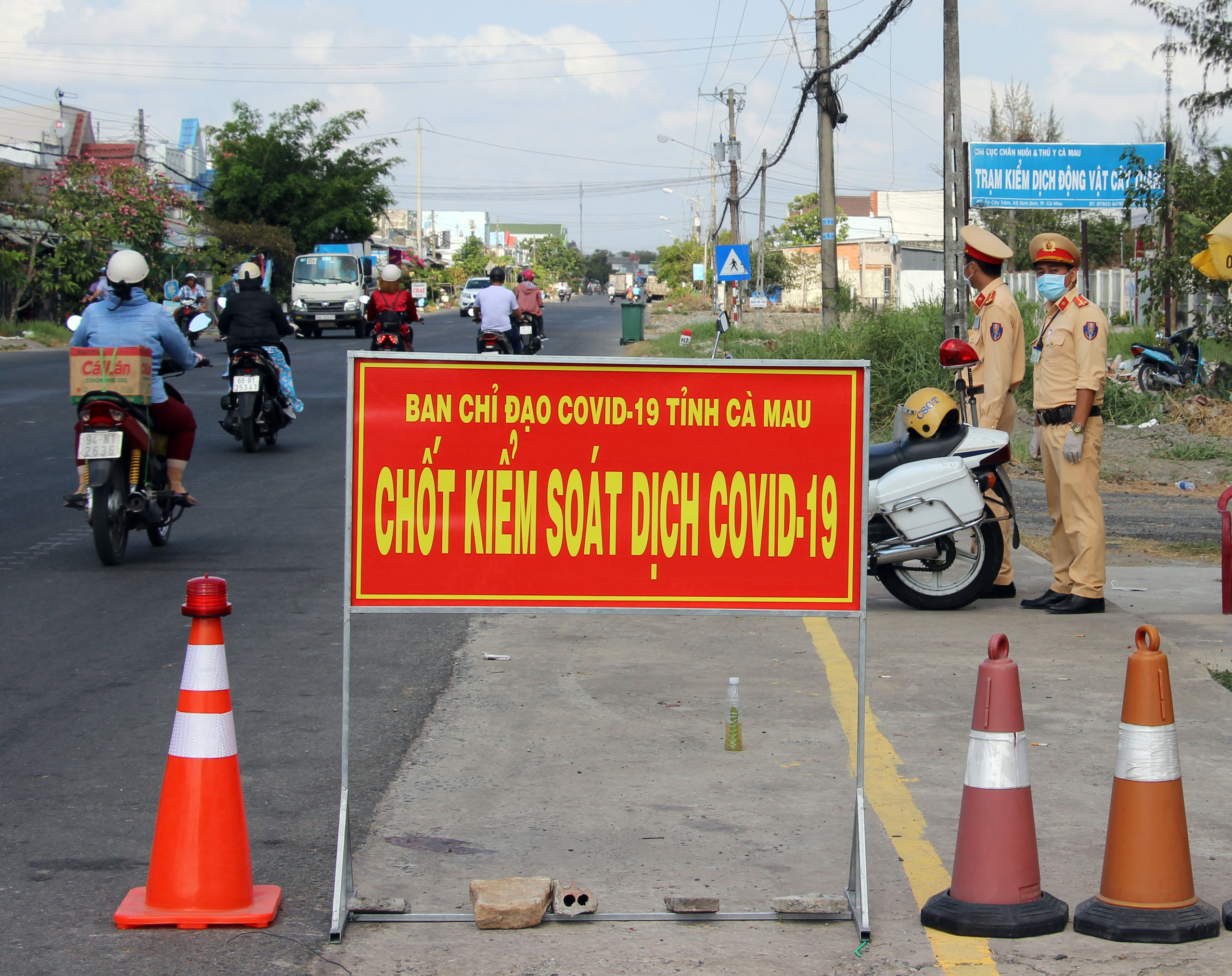Cà Mau: Chậm xử lý trong phòng chống dịch Covid-19, nhiều cán bộ bị đình chỉ chức vụ - Ảnh 1.