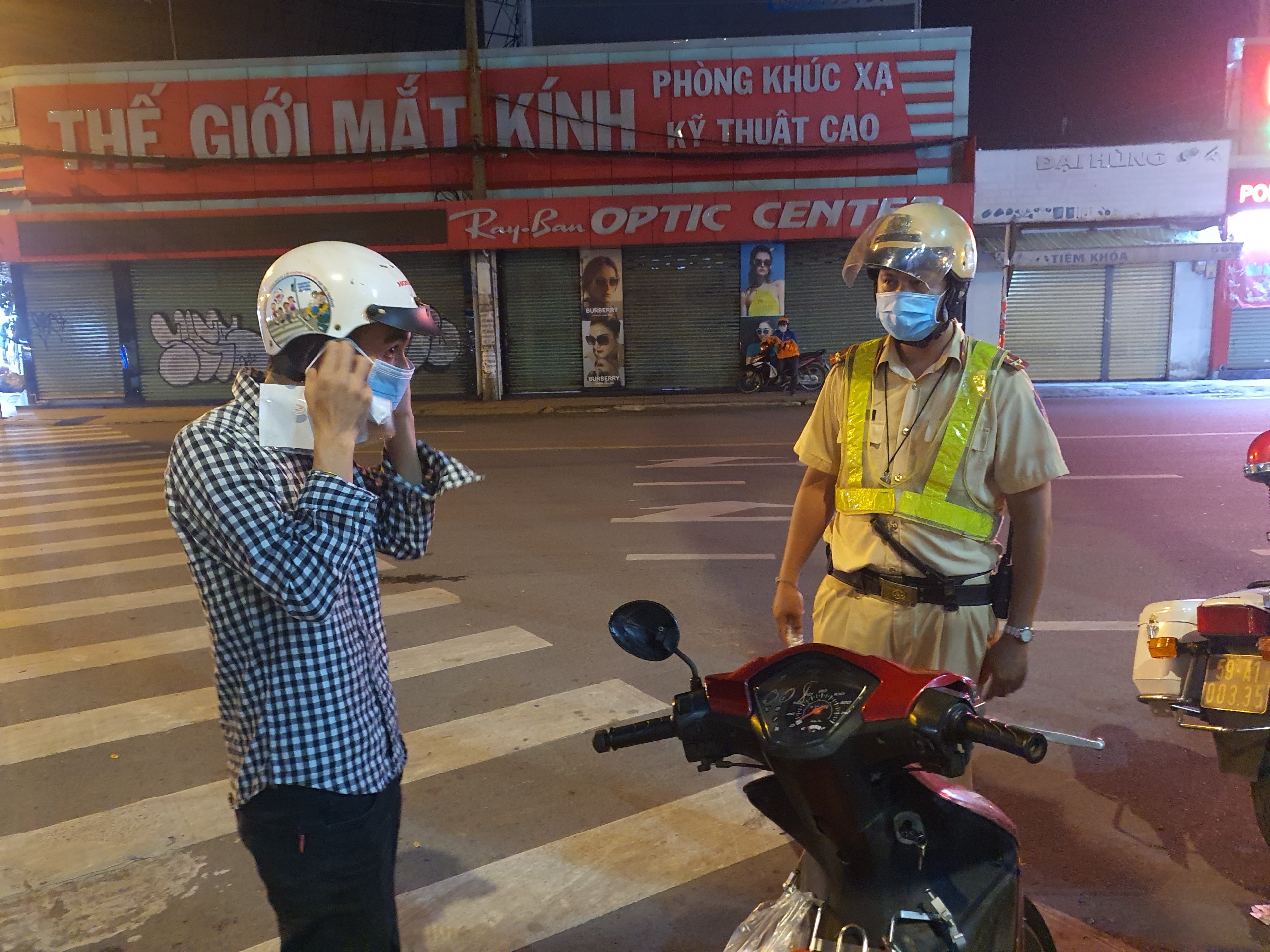 Ngày đầu CSGT phạt không đeo khẩu trang: Phạt 1, nhắc nhở 15 trường hợp - Ảnh 1.