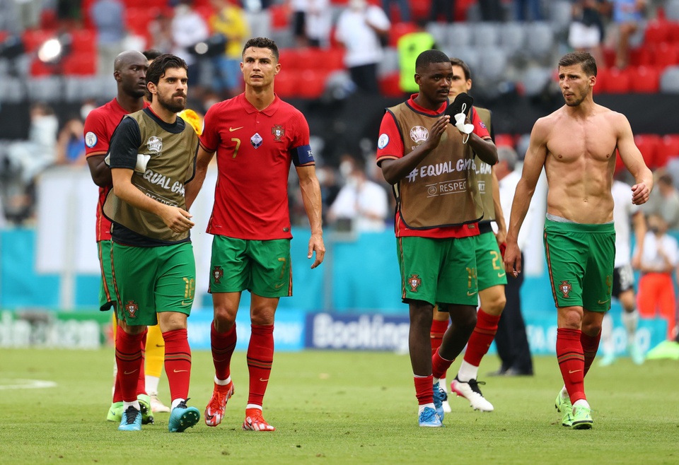 Hình ảnh Ronaldo khoe cơ bụng 6 múi săn chắc sau thất bại trước tuyển Đức - Ảnh 2.