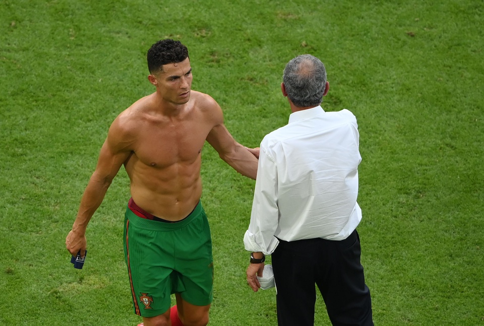 Hình ảnh Ronaldo khoe cơ bụng 6 múi săn chắc sau thất bại trước tuyển Đức - Ảnh 8.