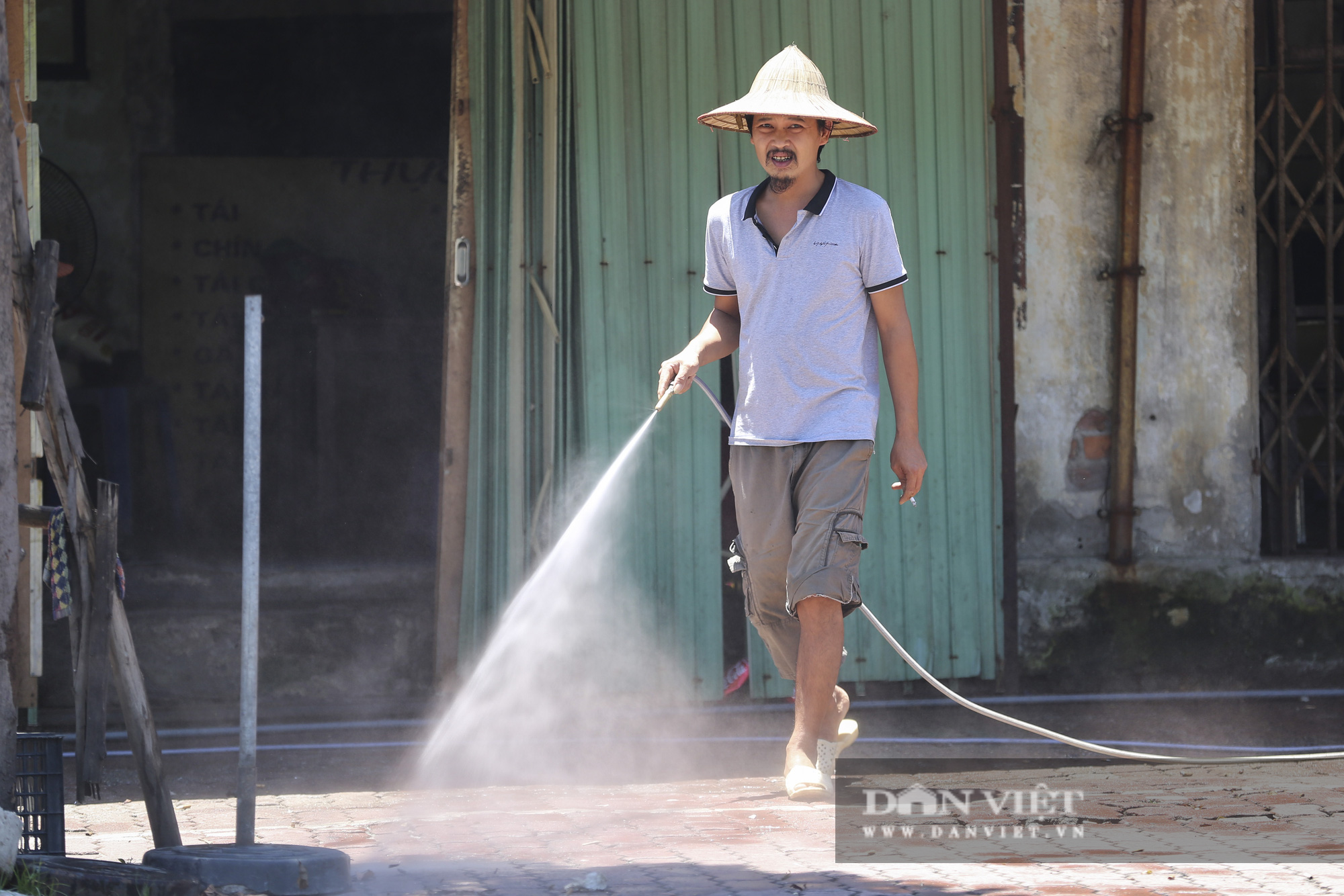 Hà Nội: Nhiệt độ mặt đường nóng hơn 60 độ C khiến ảo ảnh xuất hiện - Ảnh 7.