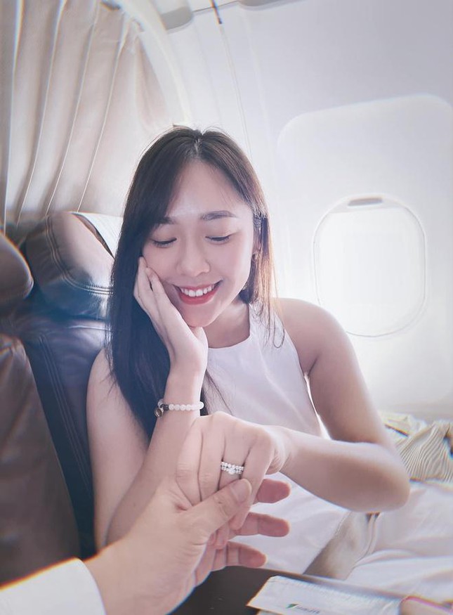 BTV Hà My tiết lộ về ông xã và màn cầu hôn trên máy bay - Ảnh 1.