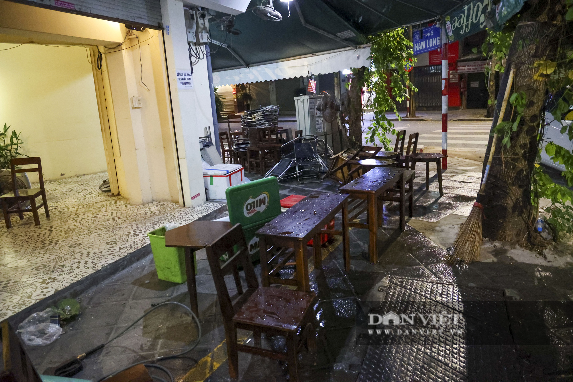 Dịch Covid-19: Các cơ sở kinh doanh ở Hà Nội tất bật dọn dẹp trong đêm để mở cửa trở lại - Ảnh 3.