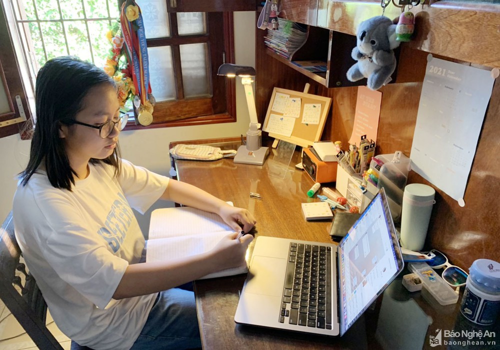 Hiếm có: 3 nữ thủ khoa cùng một lớp, cùng có thành tích &quot;khủng&quot; về IELTS - Ảnh 3.