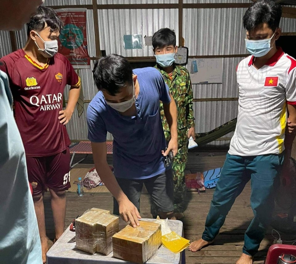 An Giang: Phát hiện vụ vận chuyển hơn 7 kg ma tuý qua biên giới - Ảnh 1.