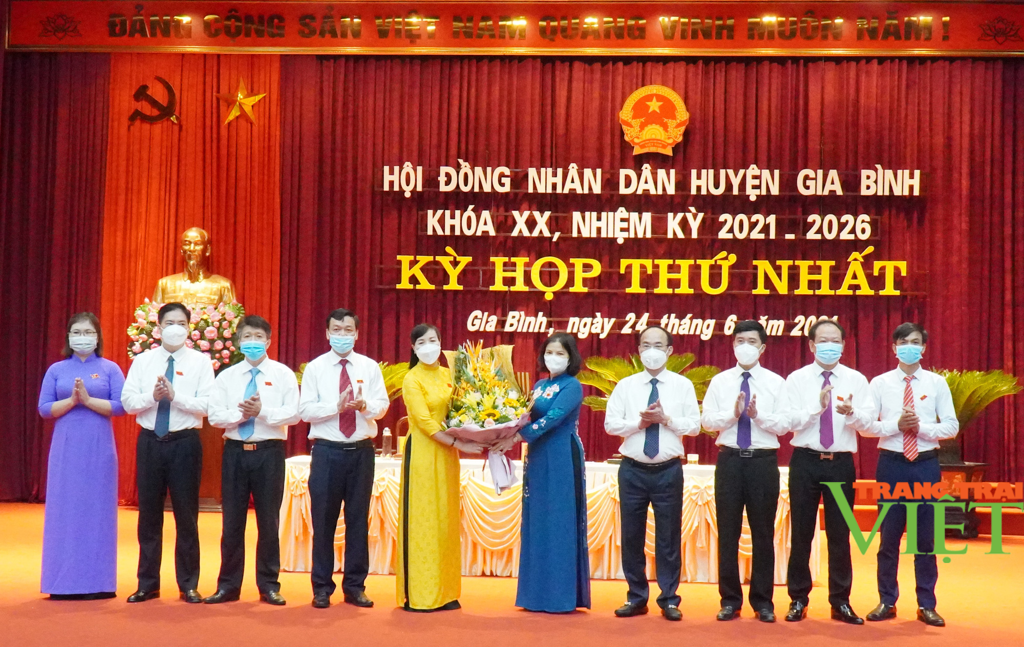 Bắc Ninh: Bí thư Huyện ủy Gia Bình Nguyễn Thị Hà được bầu làm Chủ tịch HĐND huyện nhiệm kỳ 2021-2026 - Ảnh 3. Bắc Ninh: Bí thư Huyện ủy Gia Bình Nguyễn Thị Hà được bầu làm Chủ tịch HĐND huyện nhiệm kỳ 2021-2026 - Ảnh 3.