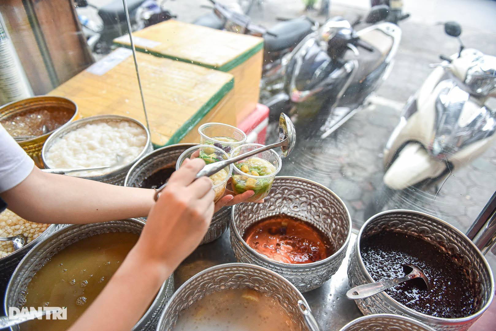 Quán chè Thái đắt khách nhất nhì ở Hà Nội, mỗi ngày bán hơn 1000 cốc - Ảnh 4.