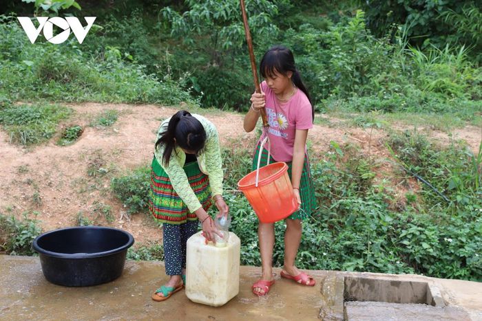 Cao Bằng: Đều đặn băng qua con đường đất ngoằn ngoèo trên triền núi để cõng nước lên "đỉnh trời" - Ảnh 2. Cao Bằng: Đều đặn băng qua con đường đất ngoằn ngoèo trên triền núi để cõng nước lên "đỉnh trời" - Ảnh 2.
