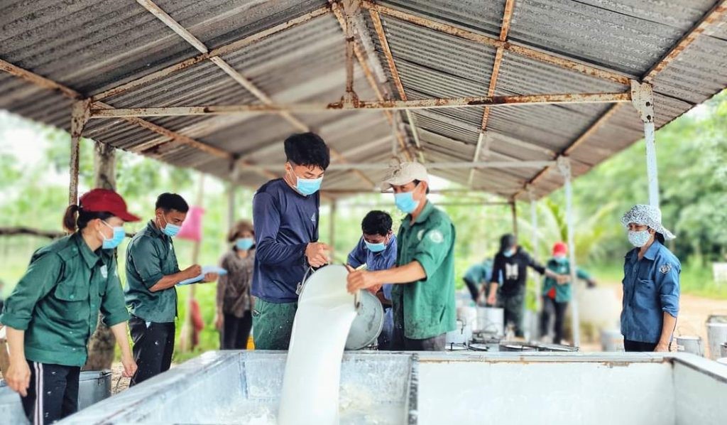 Trung Quốc thiếu thứ này để sản xuất ô tô, giá cao su lập tức tuột dốc - Ảnh 1.
