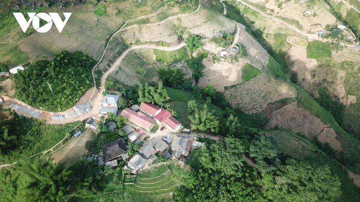 Cao Bằng: Đều đặn băng qua con đường đất ngoằn ngoèo trên triền núi để cõng nước lên "đỉnh trời" - Ảnh 1. Cao Bằng: Đều đặn băng qua con đường đất ngoằn ngoèo trên triền núi để cõng nước lên "đỉnh trời" - Ảnh 1.