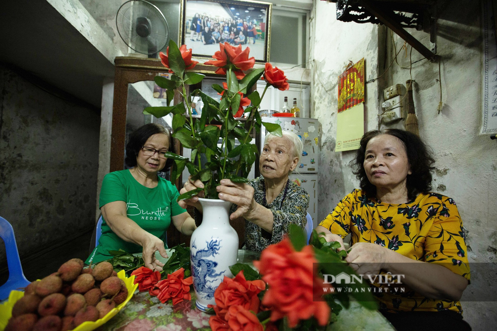 Chuyện đặc biệt về gia đình tứ đại đồng đường giữa phố cổ Hà Nội, mẹ chồng nàng dâu chưa bao giờ to tiếng - Ảnh 1.