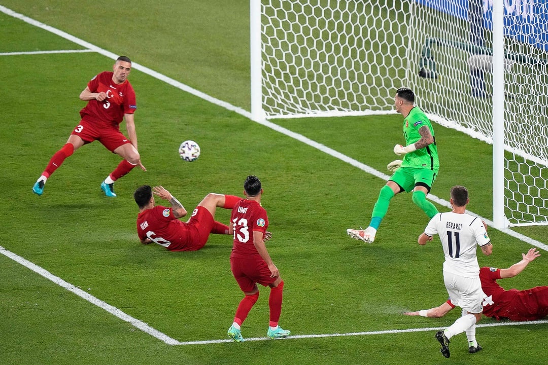 Chuyên gia Việt Nam lý giải &quot;kỷ lục&quot; phản lưới nhà EURO 2020  - Ảnh 1.
