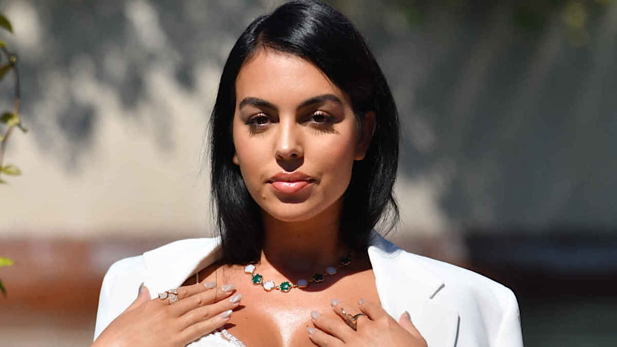 10 nàng WAGs được cánh mày râu &quot;theo đuổi&quot; nhiều nhất tại EURO 2020 - Ảnh 10.