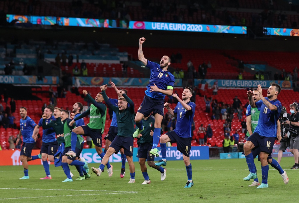 Loạt hình ảnh đẹp lượt trận loại trực tiếp đầu tiên Euro 2020: Màu áo thiên thanh và những chú lính chì đi tiếp - Ảnh 1.