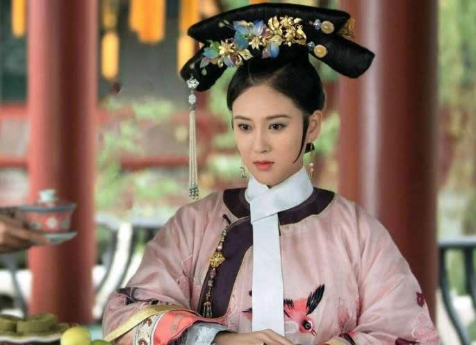 Dải lụa trắng trên cổ phi tần thời Mãn Thanh ngoài làm đẹp còn bí mật gì? - Ảnh 1.