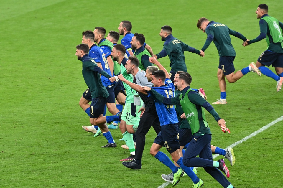 Loạt hình ảnh đẹp lượt trận loại trực tiếp đầu tiên Euro 2020: Màu áo thiên thanh và những chú lính chì đi tiếp - Ảnh 4.
