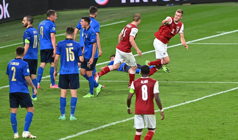 Loạt hình ảnh đẹp lượt trận loại trực tiếp đầu tiên Euro 2020: Màu áo thiên thanh và những chú lính chì đi tiếp - Ảnh 5.