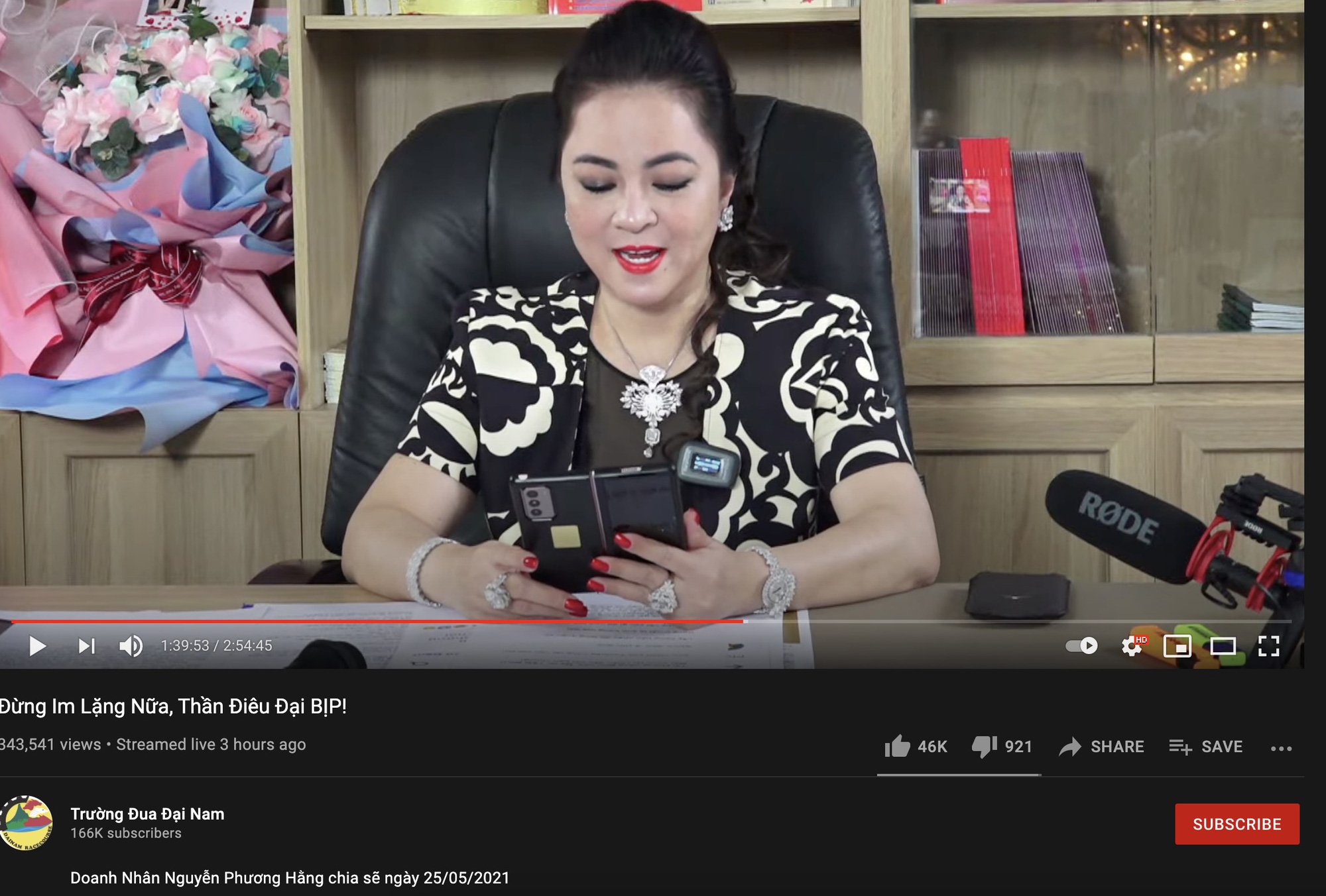 Góc soi: Những chiếc smartphone hàng khủng được bà Nguyễn Phương Hằng sử dụng - Ảnh 1. Góc soi: Những chiếc smartphone hàng khủng được bà Nguyễn Phương Hằng sử dụng - Ảnh 1.