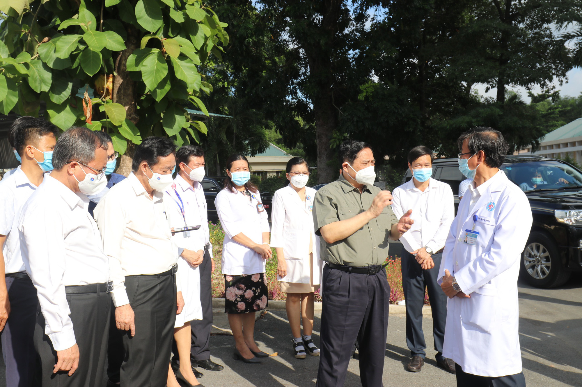 Thủ tướng kiểm tra công tác phòng chống dịch tại Bình Dương - Ảnh 1.