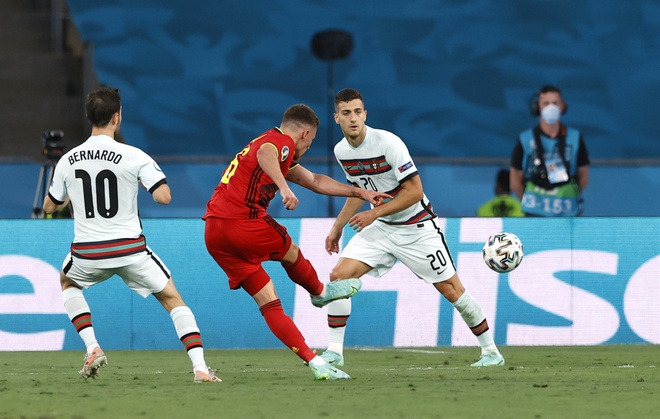 Ảnh: Bỉ biến Bồ Đào Nha thành cựu vương, Ronaldo bực tức ném bay chiếc băng đội trưởng - Ảnh 3.