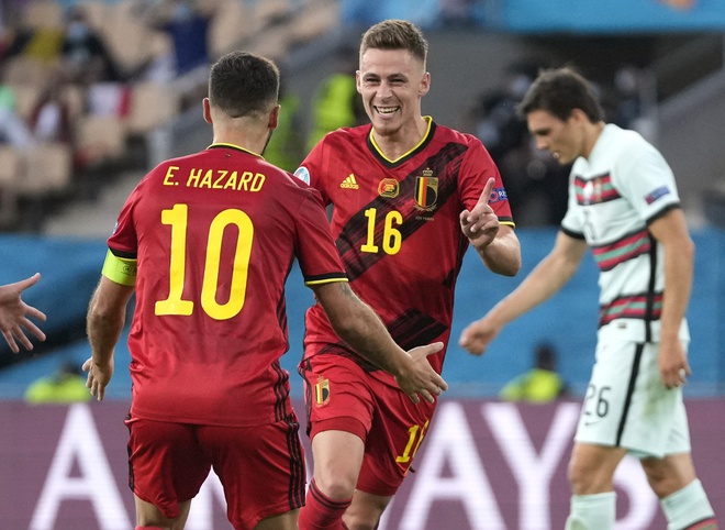 Ảnh: Bỉ biến Bồ Đào Nha thành cựu vương, Ronaldo bực tức ném bay chiếc băng đội trưởng - Ảnh 4.