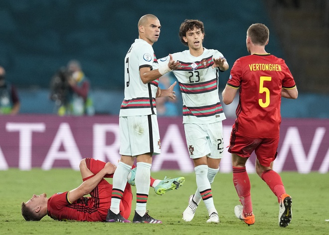 Ảnh: Bỉ biến Bồ Đào Nha thành cựu vương, Ronaldo bực tức ném bay chiếc băng đội trưởng - Ảnh 5.
