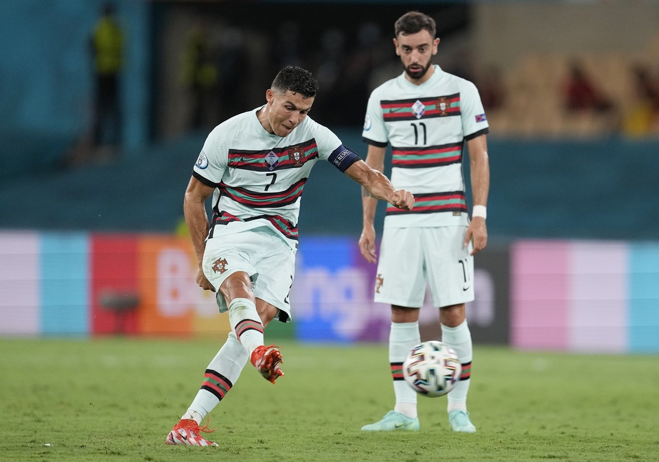 Ảnh: Bỉ biến Bồ Đào Nha thành cựu vương, Ronaldo bực tức ném bay chiếc băng đội trưởng - Ảnh 6.