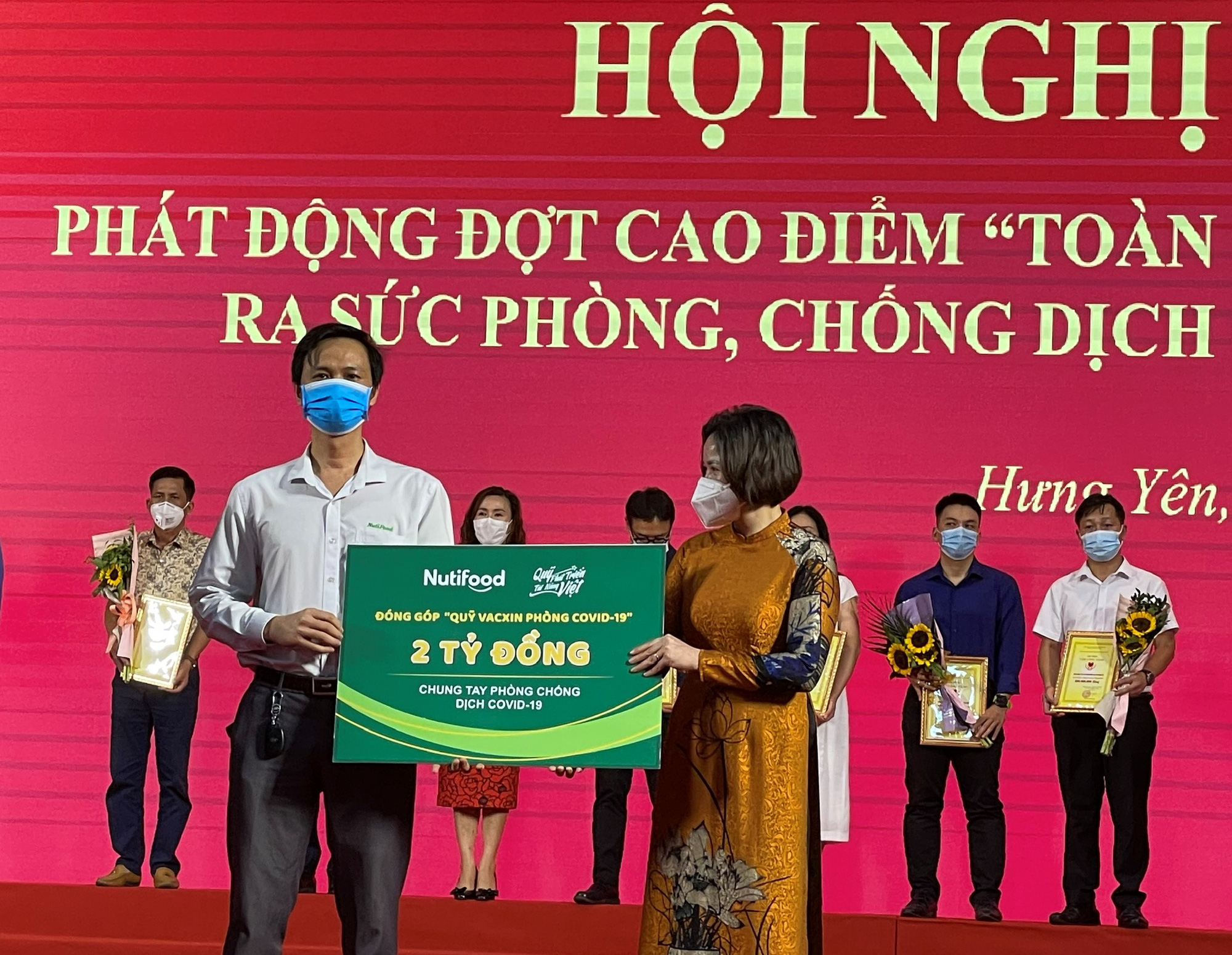 Quỹ Phát triển Tài năng Việt tiếp năng lượng cho  lực lượng chống dịch Hà Tĩnh - Ảnh 1.