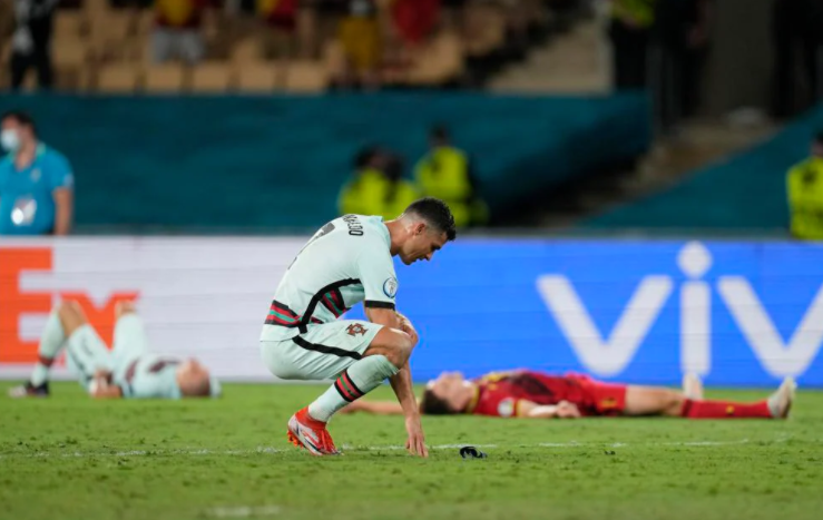 Ronaldo đổi áo, ăn vạ, ném băng đội trưởng: Kỷ lục gia cũng thích... &quot;làm màu&quot;? - Ảnh 3.