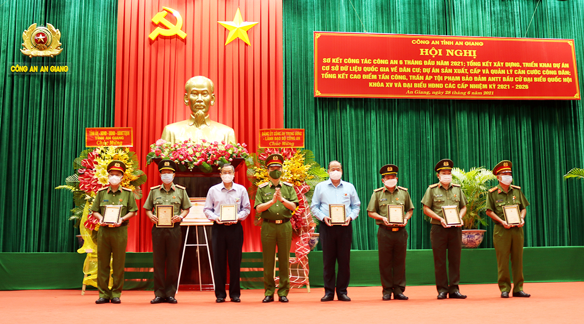 Công an An Giang được Bộ Công an khen thưởng chiến tích phá chuyên án đánh bạc &quot;khủng&quot; lên đến hàng trăm tỷ đồng - Ảnh 2.